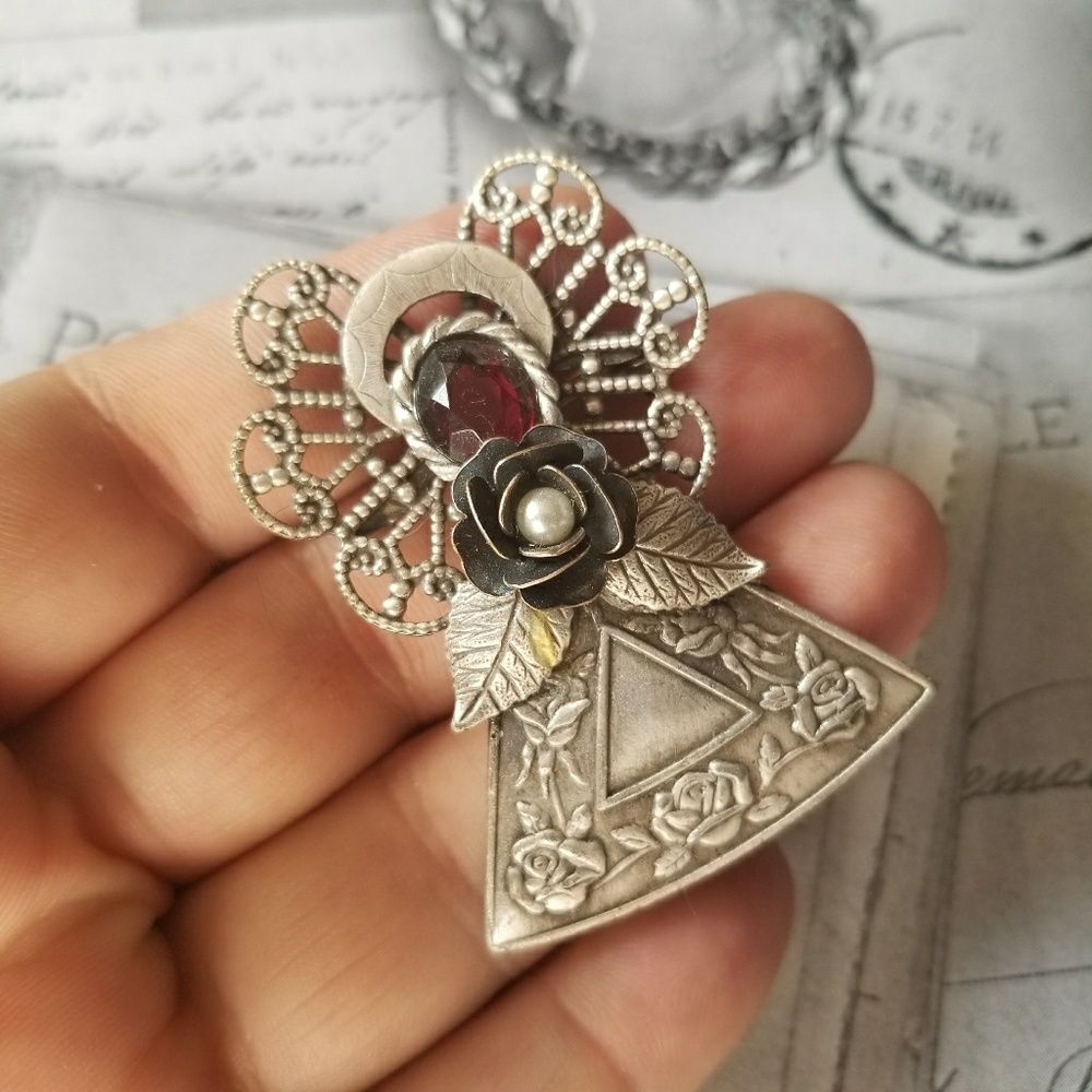 Beautiful VTG Angel Brooch